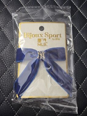 Bijoux Sport by Luv Aj MLB New York Yankees Blue Velvet Logo Hair Bow Clip